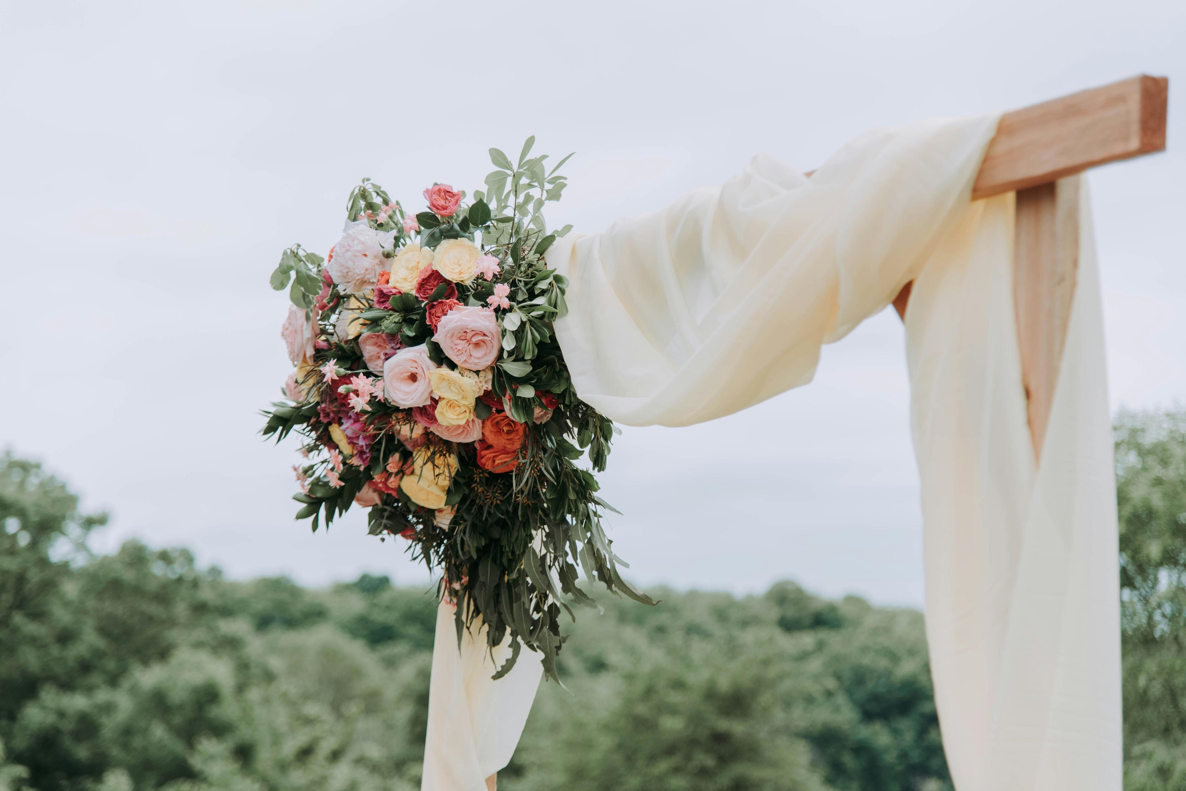 How to Plan an Unplugged Destination Wedding: Encouraging Guests to Be Present - background banner